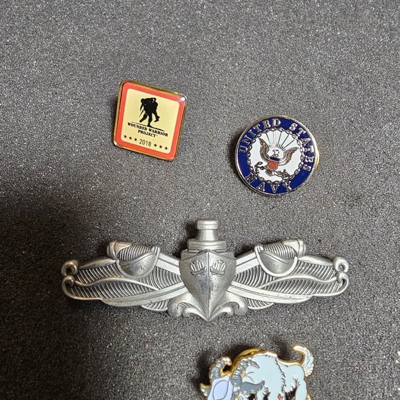 Lot Of 4 U.S Military Navy Pin Back Pins / Brooch Metalic - Picture 3 of 4